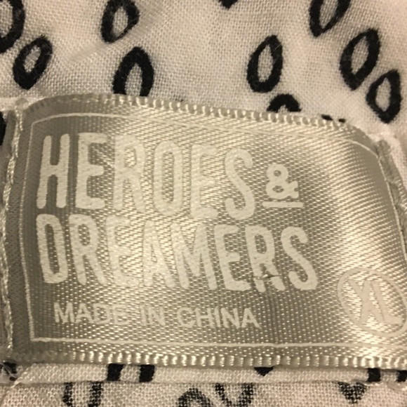 Heroes and Dreamers Sleeveless Button-Down Top - Picture 7 of 8